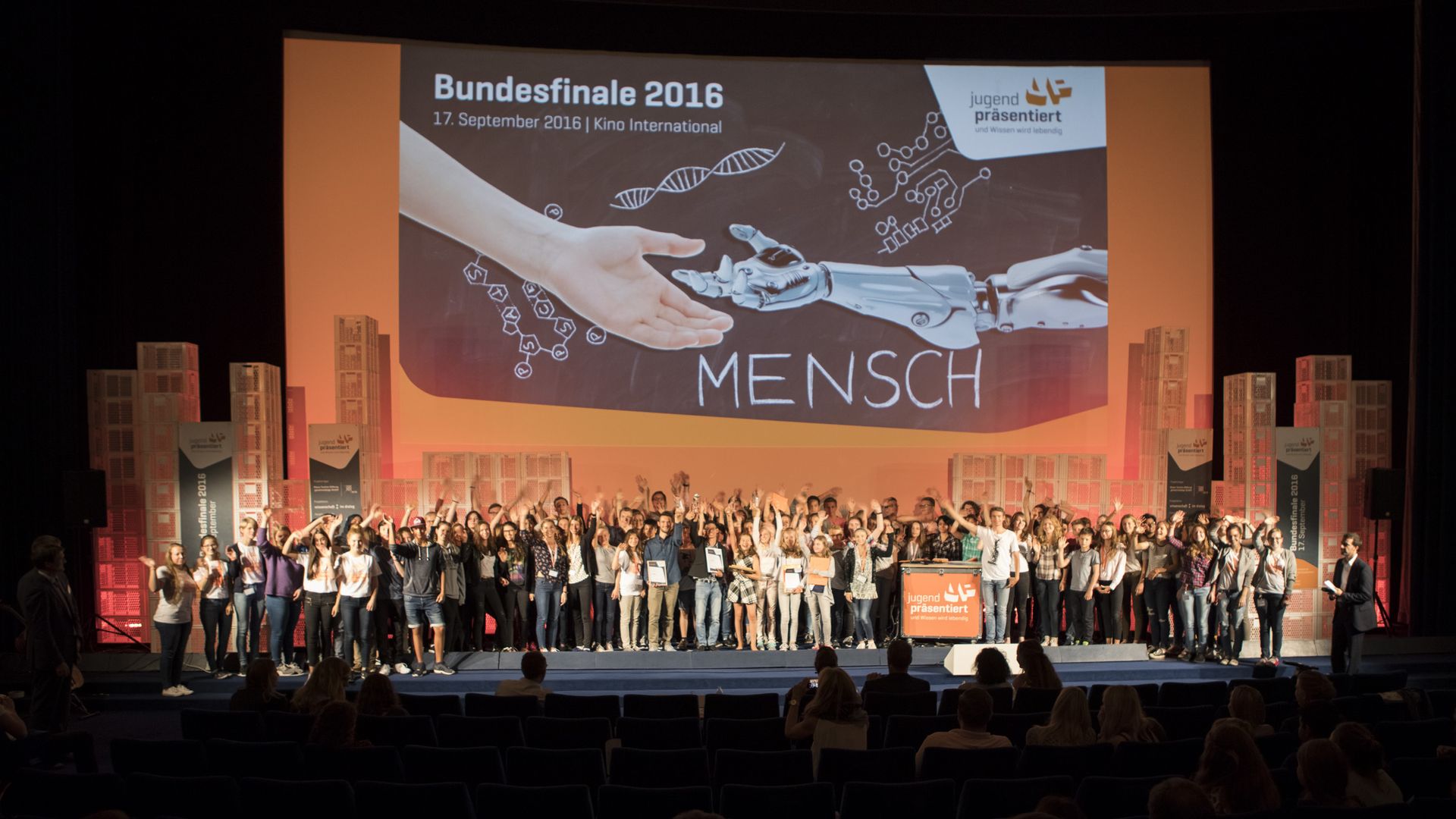Eine Bühne voller Menschen, die winken. Im Hintergrund steht "Bundesfinale 2016"