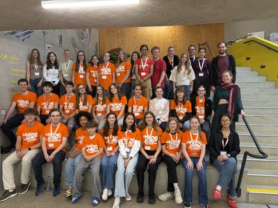 Eine Gruppe von Schüler*innen mit orangenen T-Shirts, auf denen "Präsentationsakadamie 2026" steht