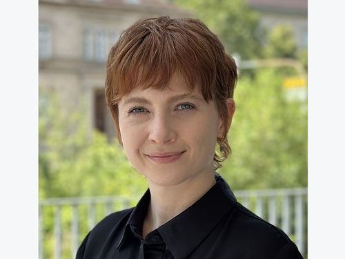 Porträtbild einer lächelnden jungen Frau.