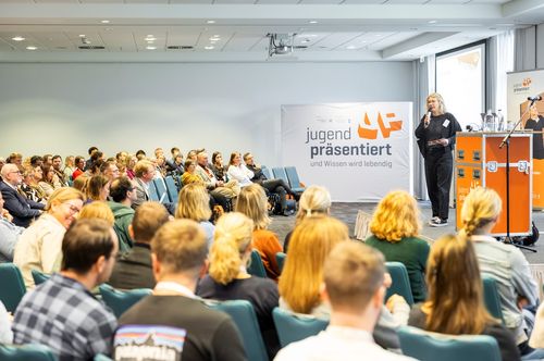 Bild dreier Frauen mit Arbeitsblättern vor sich. Sie sitzen.