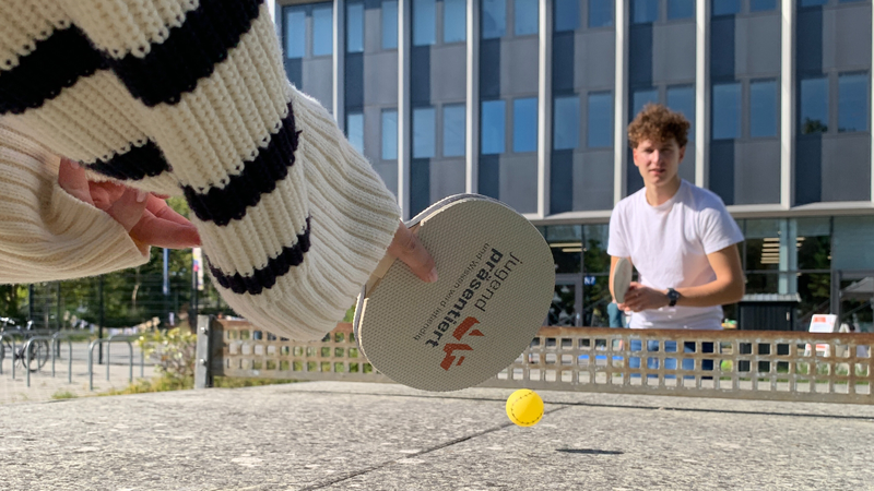 Tischtennis mit Jugend präsentiert-Schläger