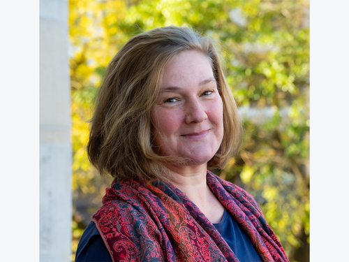 Porträtbild einer lächelnden blonden Frau.