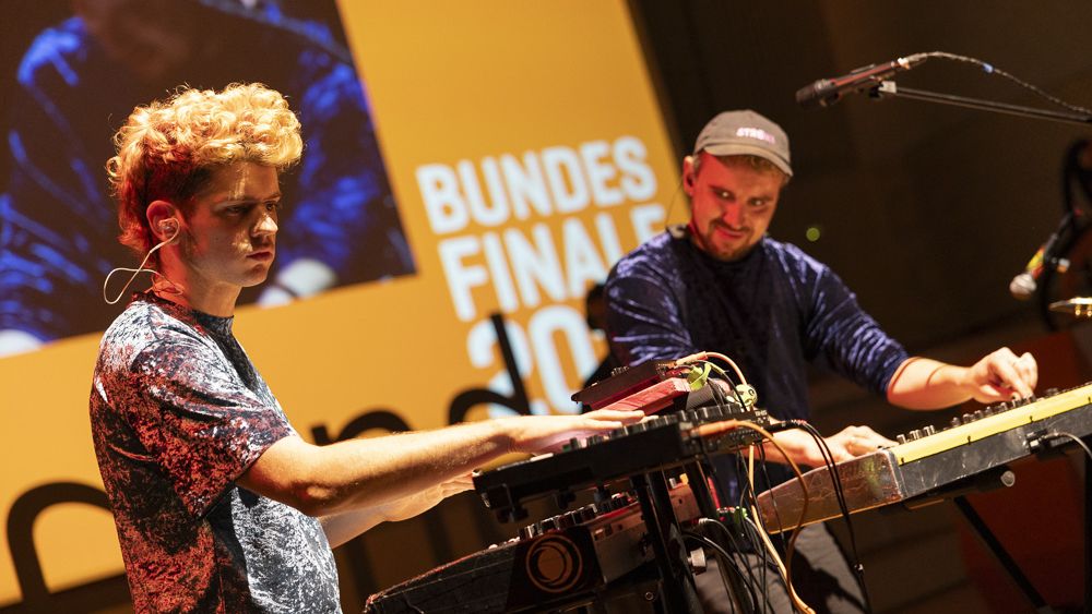 Zwei Keyboarder beim musizieren.