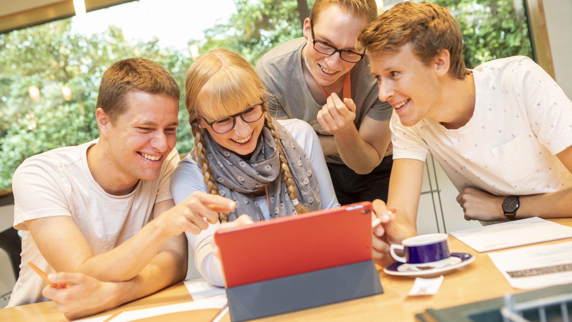 Fellows & Friends arbeiten zusammen auf einem Tablet.