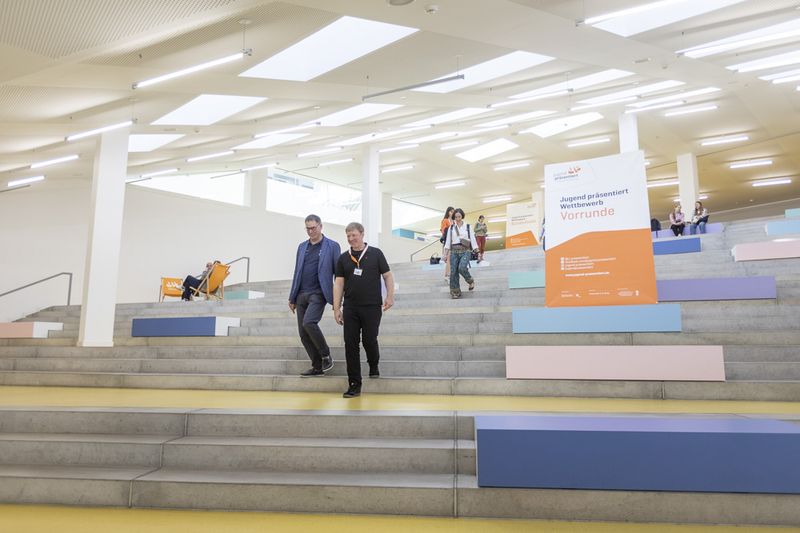 Die Treppe in der Aula der Lise-Meitner-Schule in Berlin Neukölln.