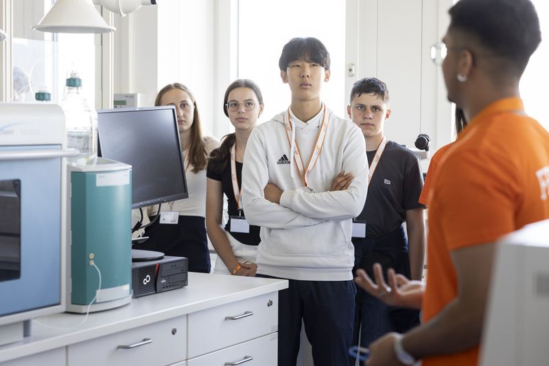 Schüler machen eine Führung durch ein Schullabor.