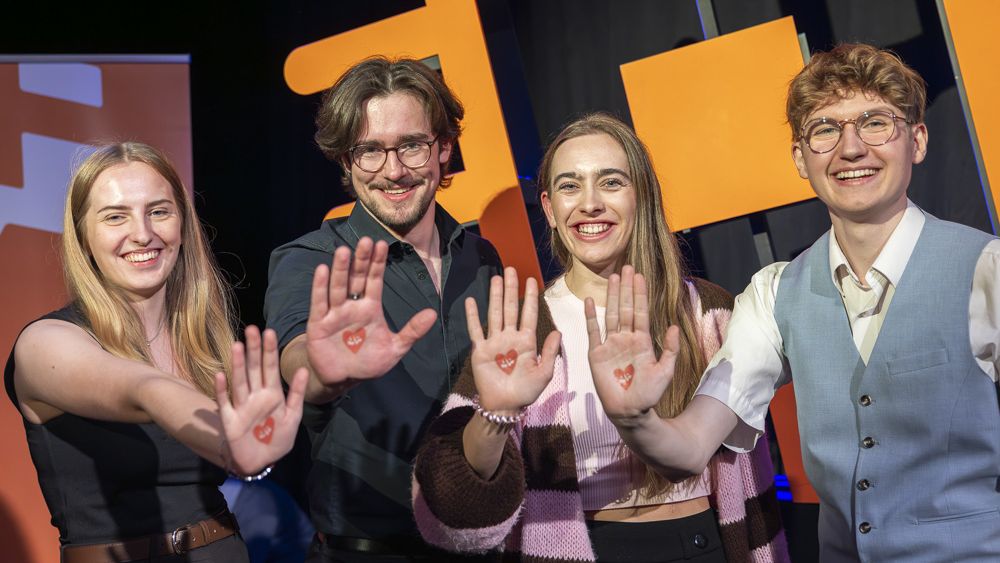 Vier Fellows & Friends zeigen ihre Hände mit Klebetattoos in die Kamera.