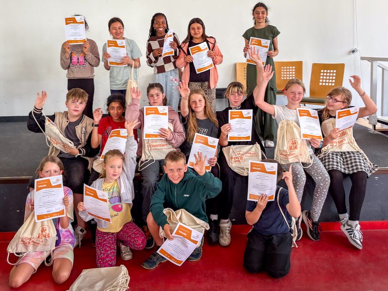 Die Schüler*innen freuen sich über ihre Preise.